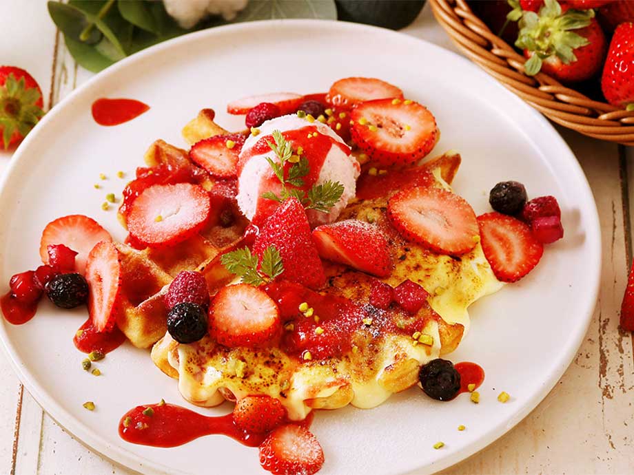 苺づくしの贅沢ブリュレワッフル