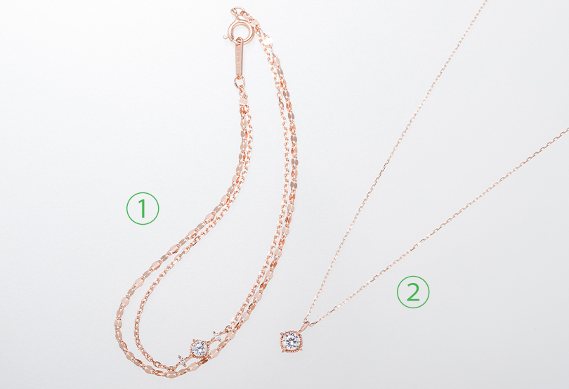 ①シルバーブレスレット ②K10ピンクゴールド／シルバーネックレス